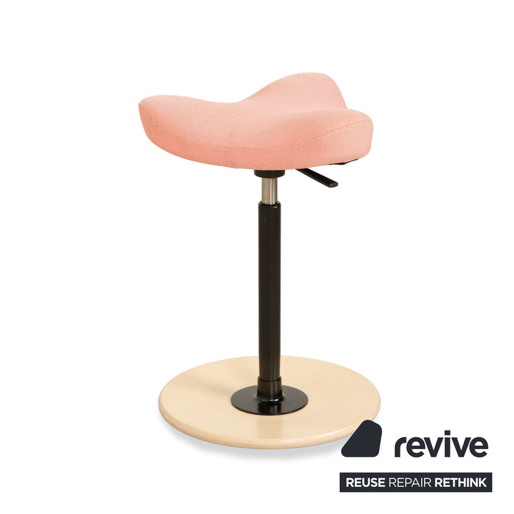 Varier Move Sitz-Steh Hocker Stuhl Rosa Korall Revive 524 Basis Natur Braun Holz Esche Bürostuhl by Per Øie