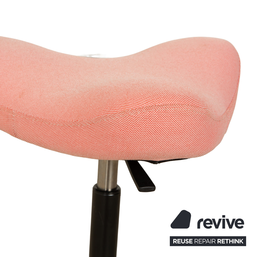 Chaise de bureau Varier Move assis-debout rose corail Revive 524 base bois frêne brun naturel par Per Øie