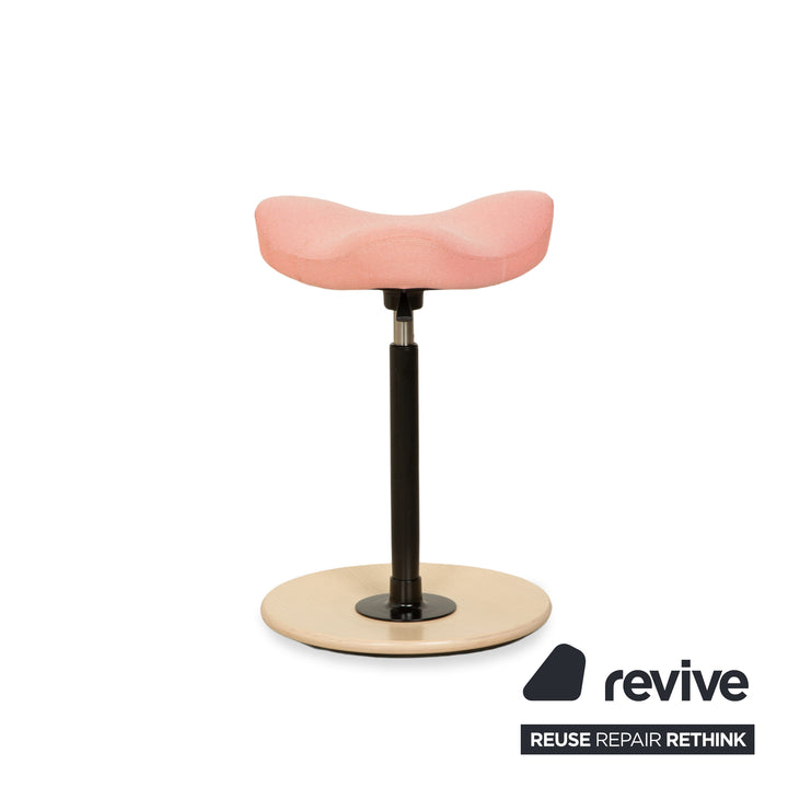 Chaise de bureau Varier Move assis-debout rose corail Revive 524 base bois frêne brun naturel par Per Øie