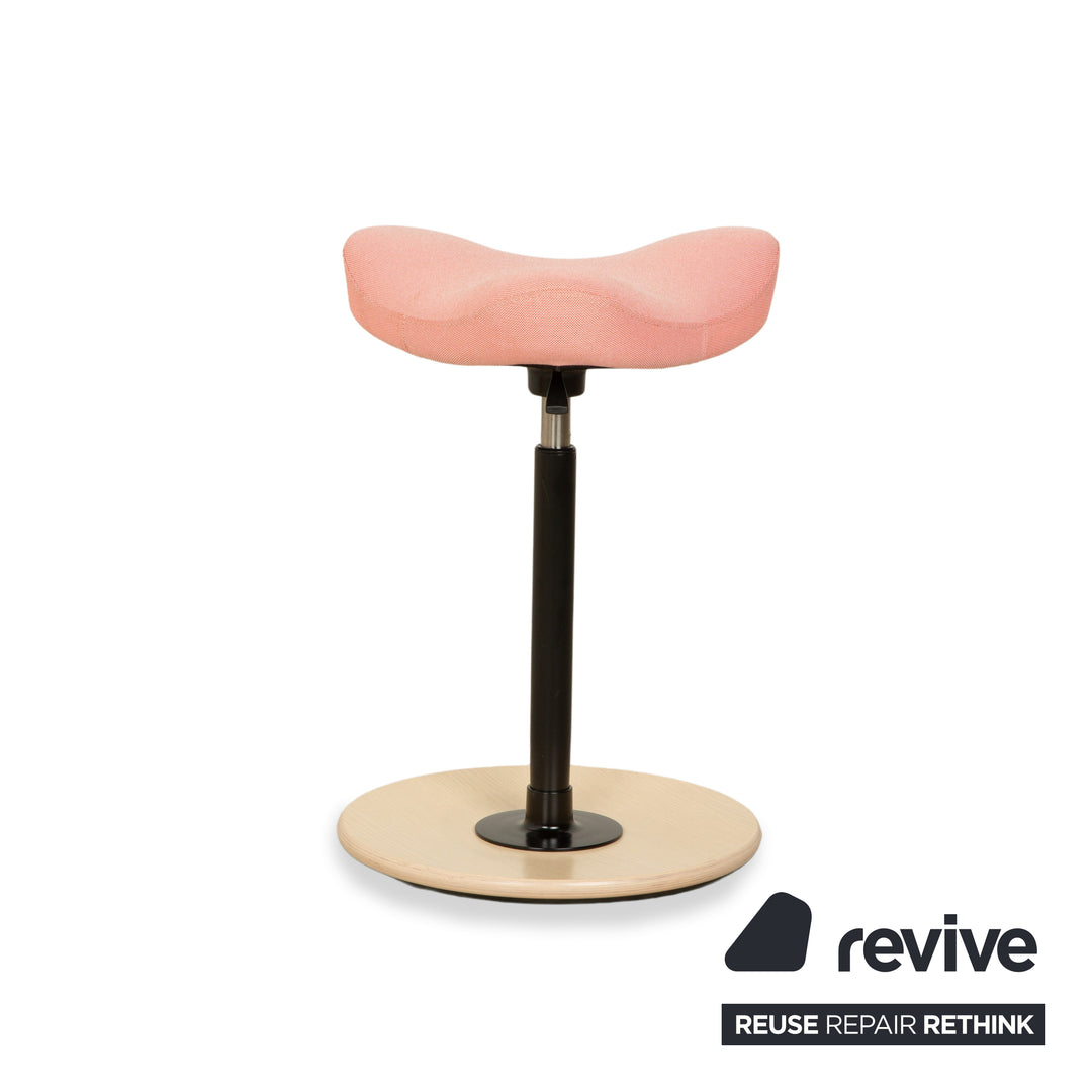 Chaise de bureau Varier Move assis-debout rose corail Revive 524 base bois frêne brun naturel par Per Øie