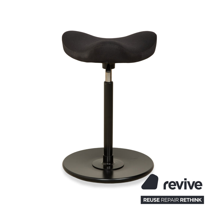 Varier Move Sitz-Steh Hocker Stuhl Stoff Dunkelgrau Reflect 194 Basis Schwarz Holz Esche Bürostuhl by Per Øie