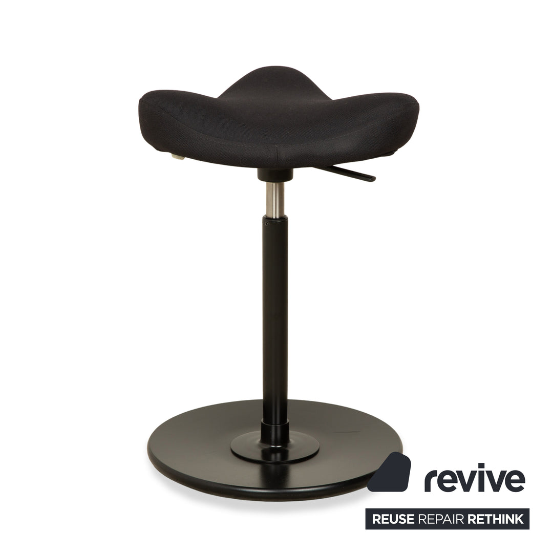 Varier Move Sitz-Steh Hocker Stuhl Stoff Dunkelgrau Reflect 194 Basis Schwarz Holz Esche Bürostuhl by Per Øie