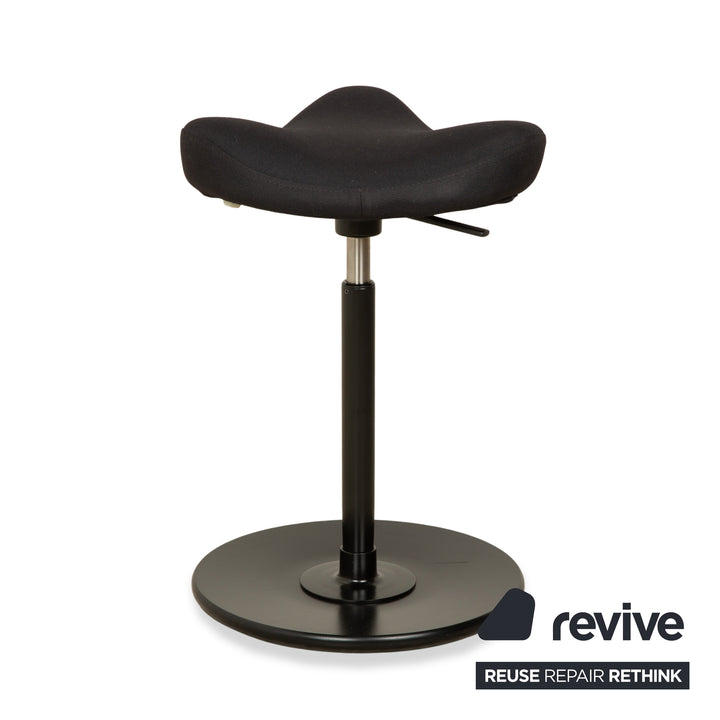 Varier Move Sitz-Steh Hocker Stuhl Stoff Dunkelgrau Reflect 194 Basis Schwarz Holz Esche Bürostuhl by Per Øie