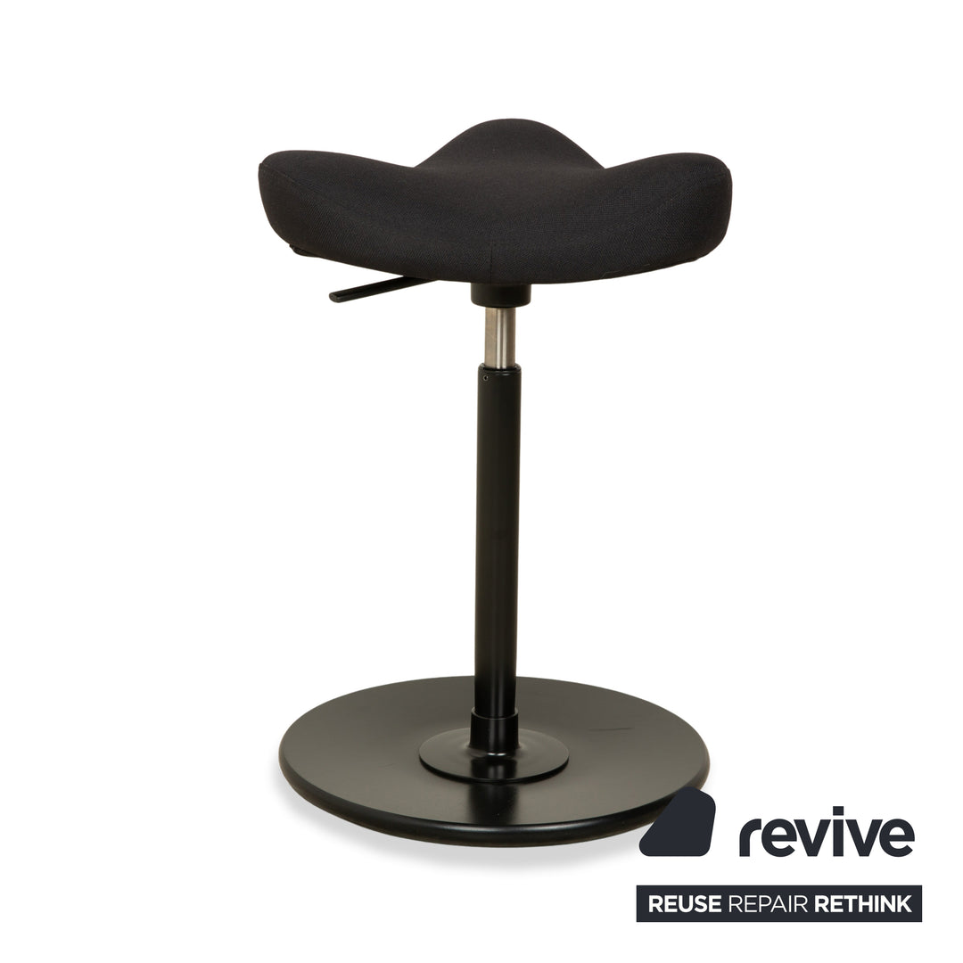 Varier Move Sitz-Steh Hocker Stuhl Stoff Dunkelgrau Reflect 194 Basis Schwarz Holz Esche Bürostuhl by Per Øie