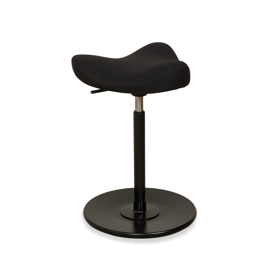Varier Move Sitz-Steh Hocker Stuhl Stoff Dunkelgrau Reflect 194 Basis Schwarz Holz Esche Bürostuhl by Per Øie