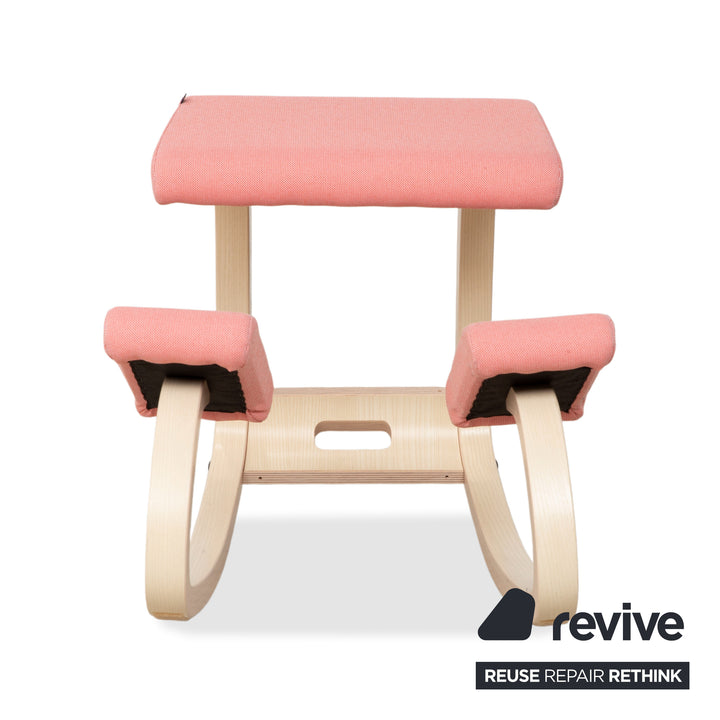 Varier Variable Kniestuhl Holz Esche Hocker Natur Stoff Rosé Lachs