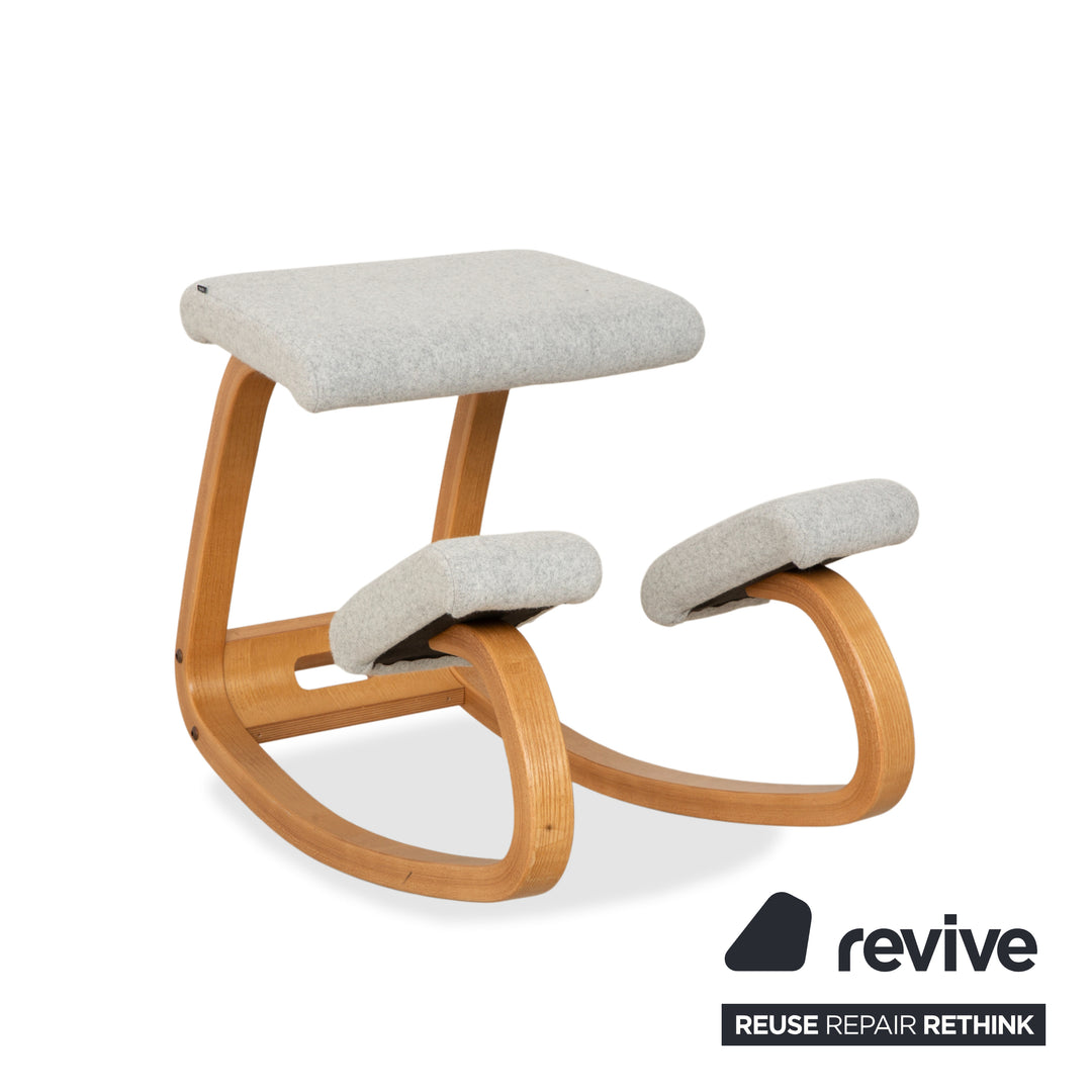 Varier Variable Stoff Sessel Stuhl Hocker Blau Grau Holz Esche Filz Hellbraun Kniestuhl