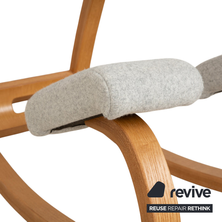 Varier Variable Stoff Sessel Stuhl Hocker Blau Grau Holz Esche Filz Hellbraun Kniestuhl