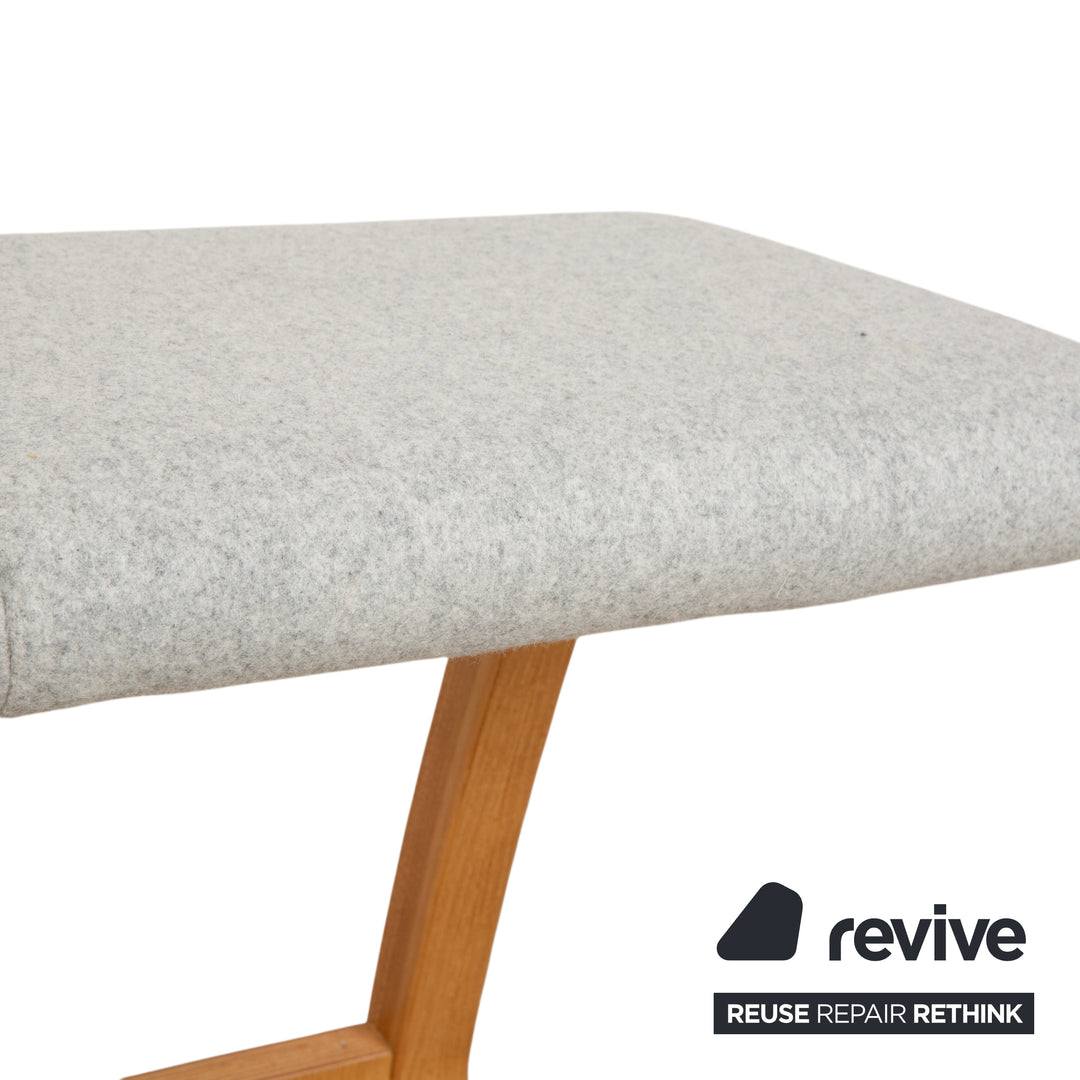 Fauteuil, tabouret, chaise à genoux en tissu variable, gris, bois, marron, feutre.
