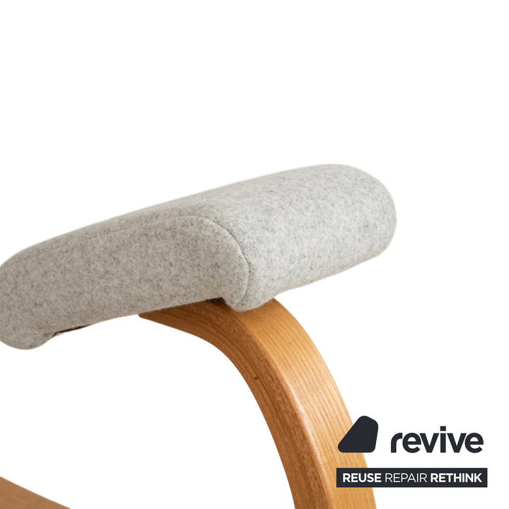 Fauteuil, tabouret, chaise à genoux en tissu variable, gris, bois, marron, feutre.