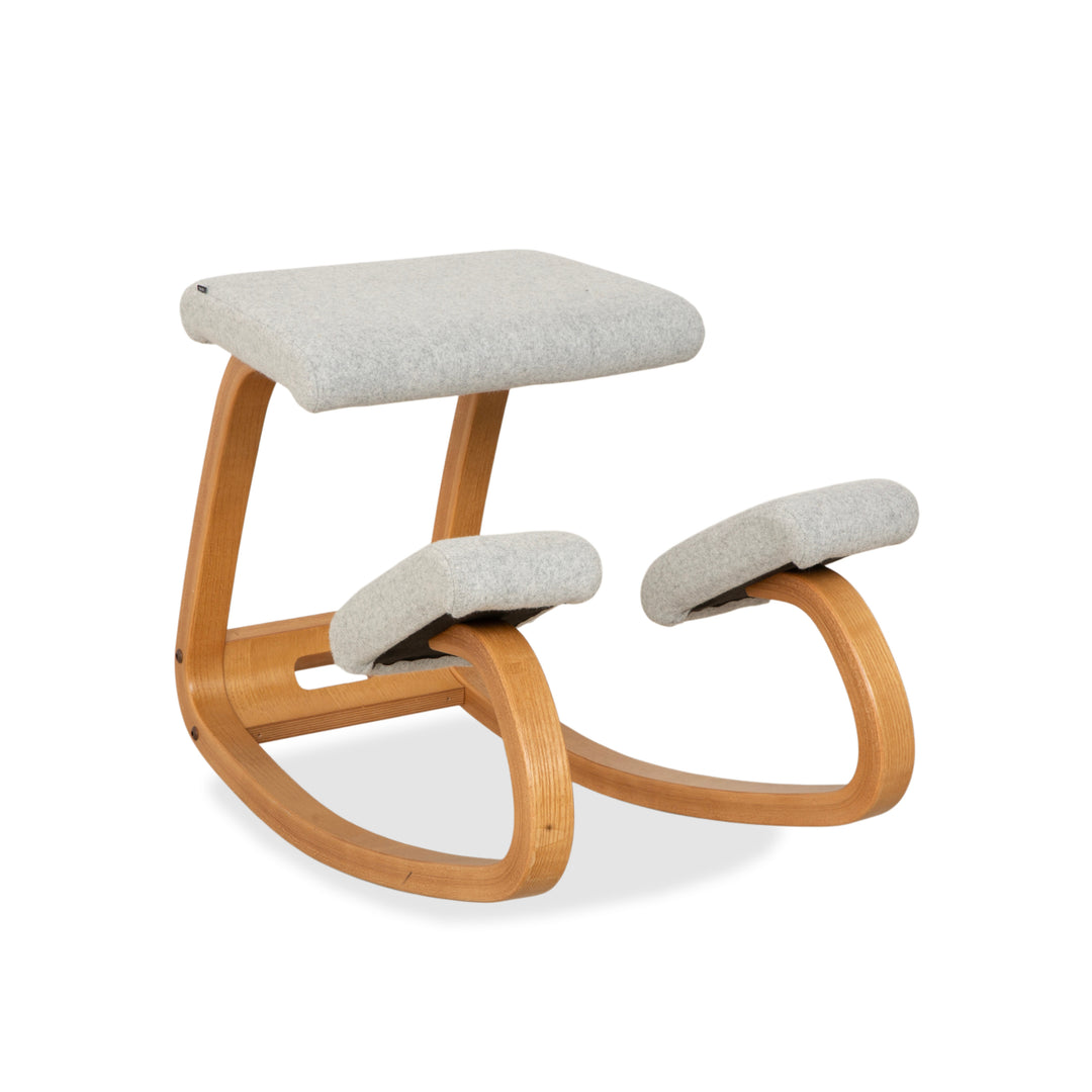 Fauteuil, tabouret, chaise à genoux en tissu variable, gris, bois, marron, feutre.