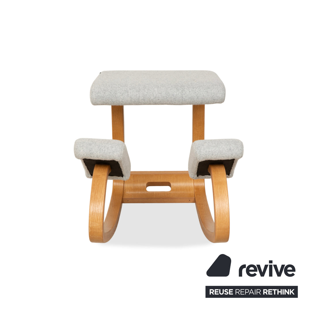 Fauteuil, tabouret, chaise à genoux en tissu variable, gris, bois, marron, feutre.