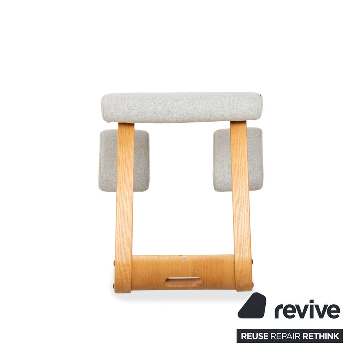 Fauteuil, tabouret, chaise à genoux en tissu variable, gris, bois, marron, feutre.