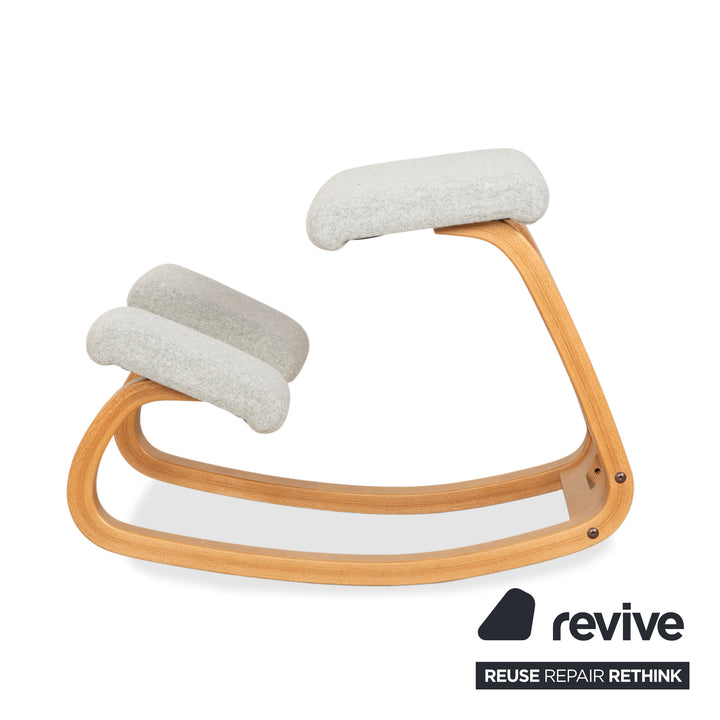 Varier Variable Stoff Sessel Stuhl Hocker Grau Holz Braun Filz Kniestuhl