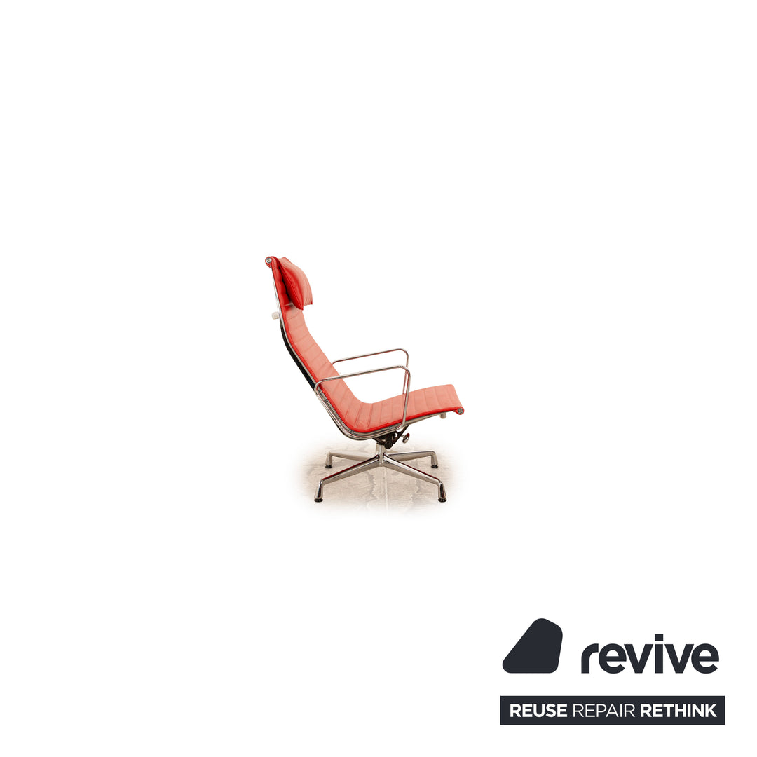 Fauteuil en cuir Vitra EA 124 rouge avec tabouret avec fonction de relaxation manuelle par Charles &amp; Ray Eames