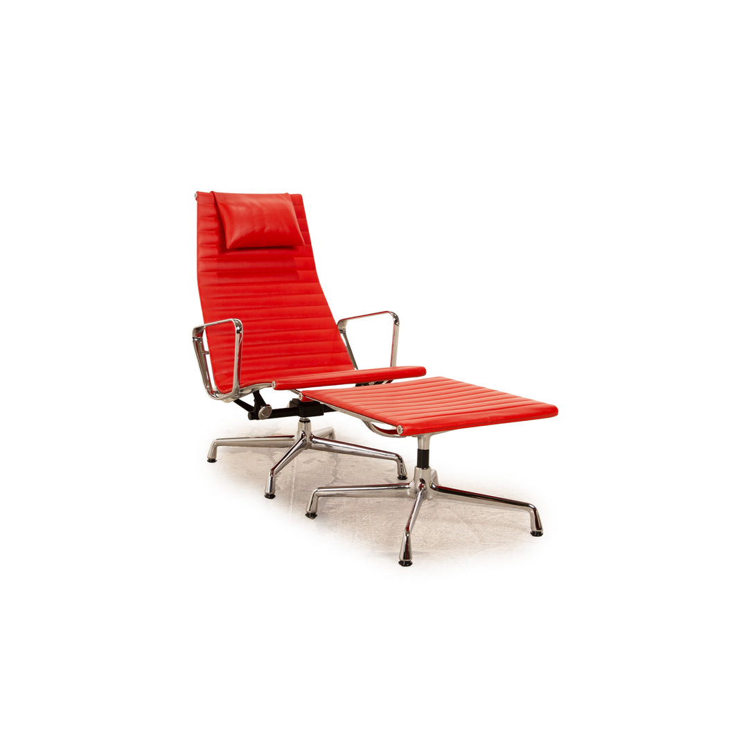 Fauteuil en cuir Vitra EA 124 rouge avec tabouret avec fonction de relaxation manuelle par Charles &amp; Ray Eames