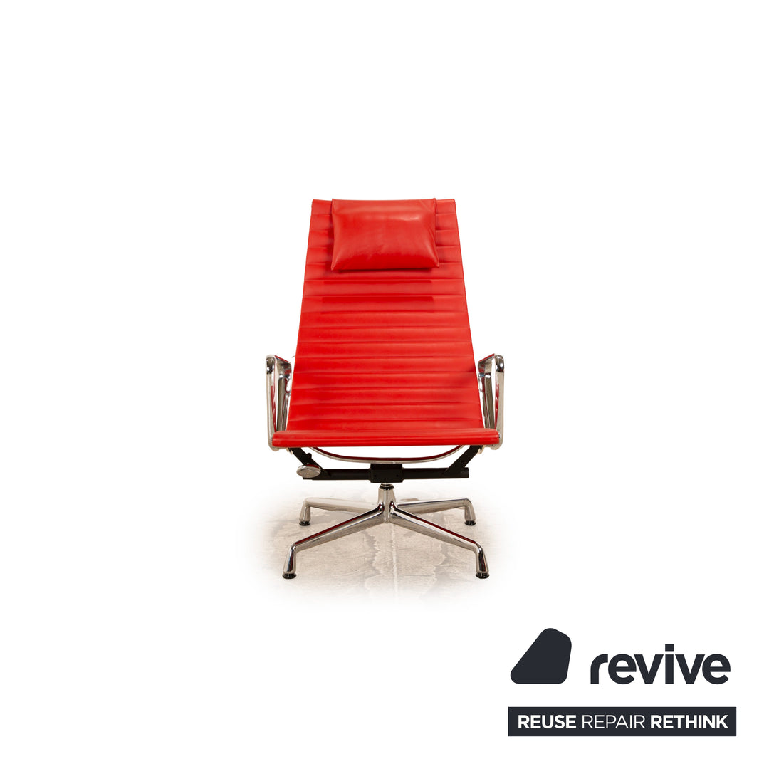 Fauteuil en cuir Vitra EA 124 rouge avec tabouret avec fonction de relaxation manuelle par Charles &amp; Ray Eames