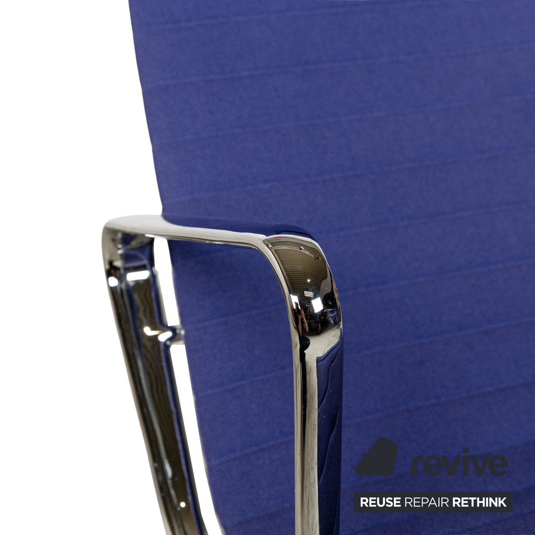 Fauteuil en tissu Vitra EA 124 bleu