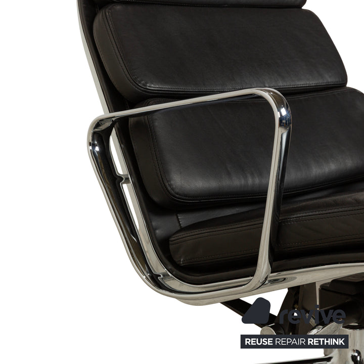 Fauteuil lounge Vitra EA 222 Soft Pad en cuir noir avec fonction pivotante