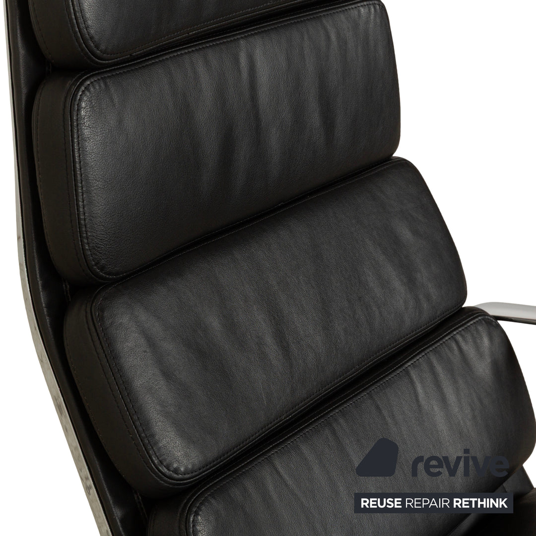 Fauteuil lounge Vitra EA 222 Soft Pad en cuir noir avec fonction pivotante