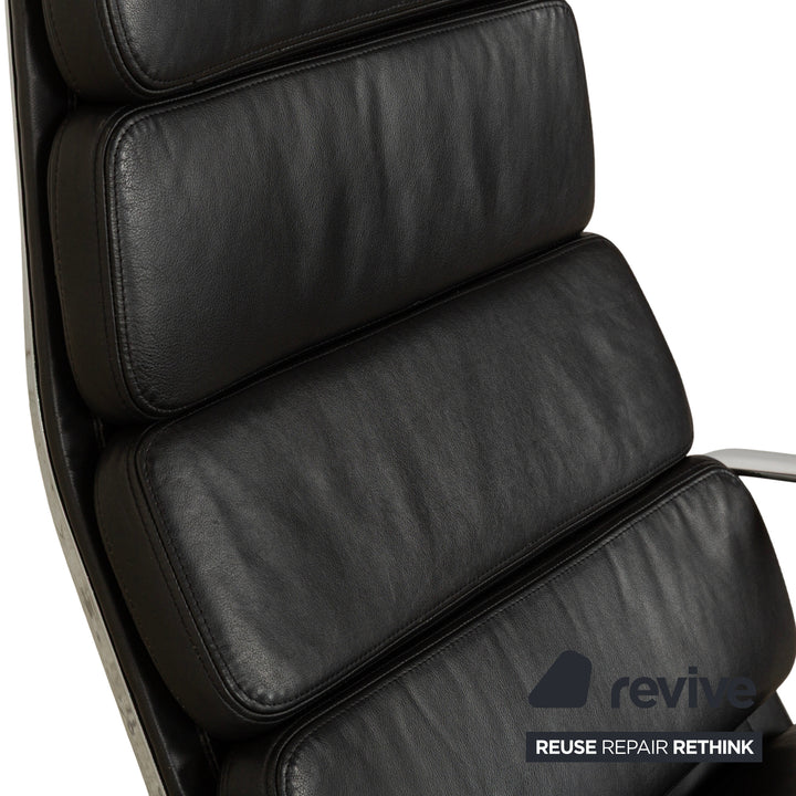 Fauteuil lounge Vitra EA 222 Soft Pad en cuir noir avec fonction pivotante