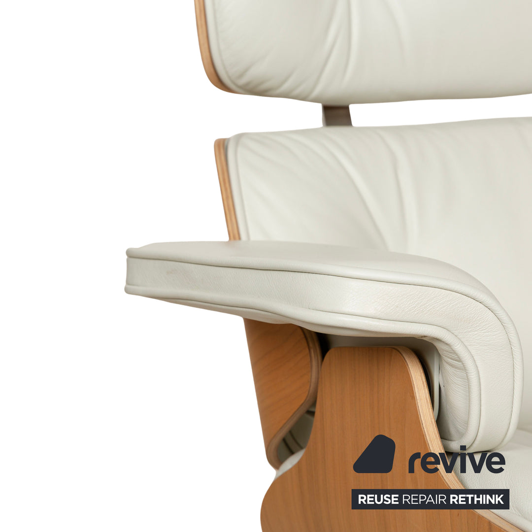 Fauteuil Lounge Vitra Eames en cuir et bois blanc avec repose-pieds