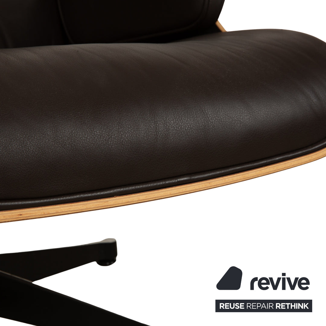Ensemble de 2 chaises Vitra Eames Lounge avec ottoman en cuir marron foncé, fonction manuelle