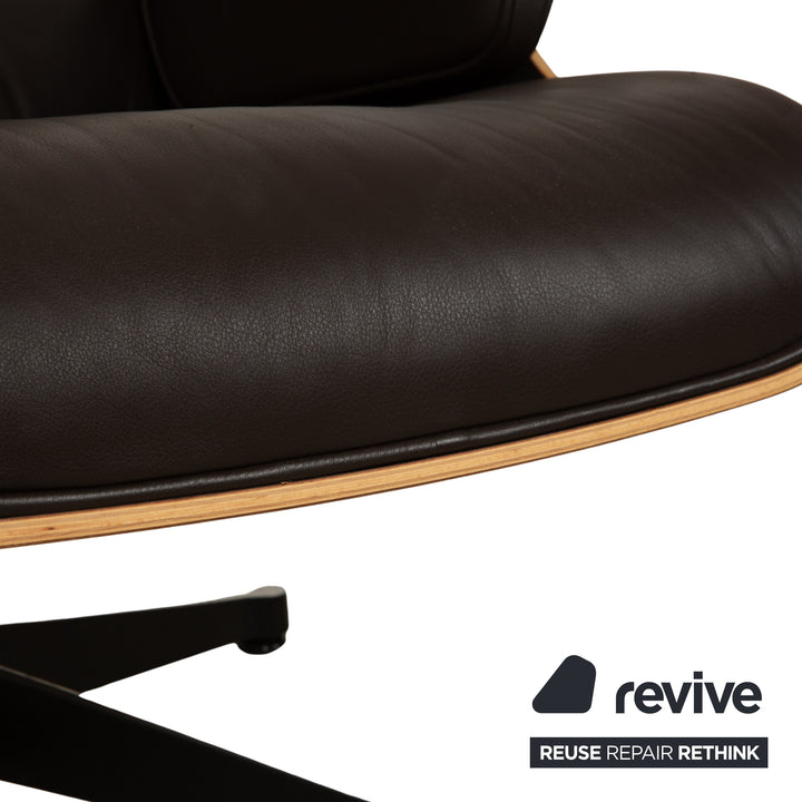 Ensemble de 2 chaises Vitra Eames Lounge avec ottoman en cuir marron foncé, fonction manuelle