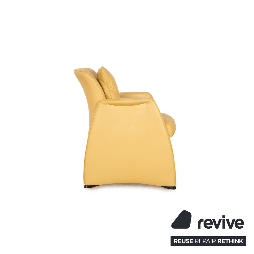 Willi Schillig fauteuil cocktail en cuir jaune crème