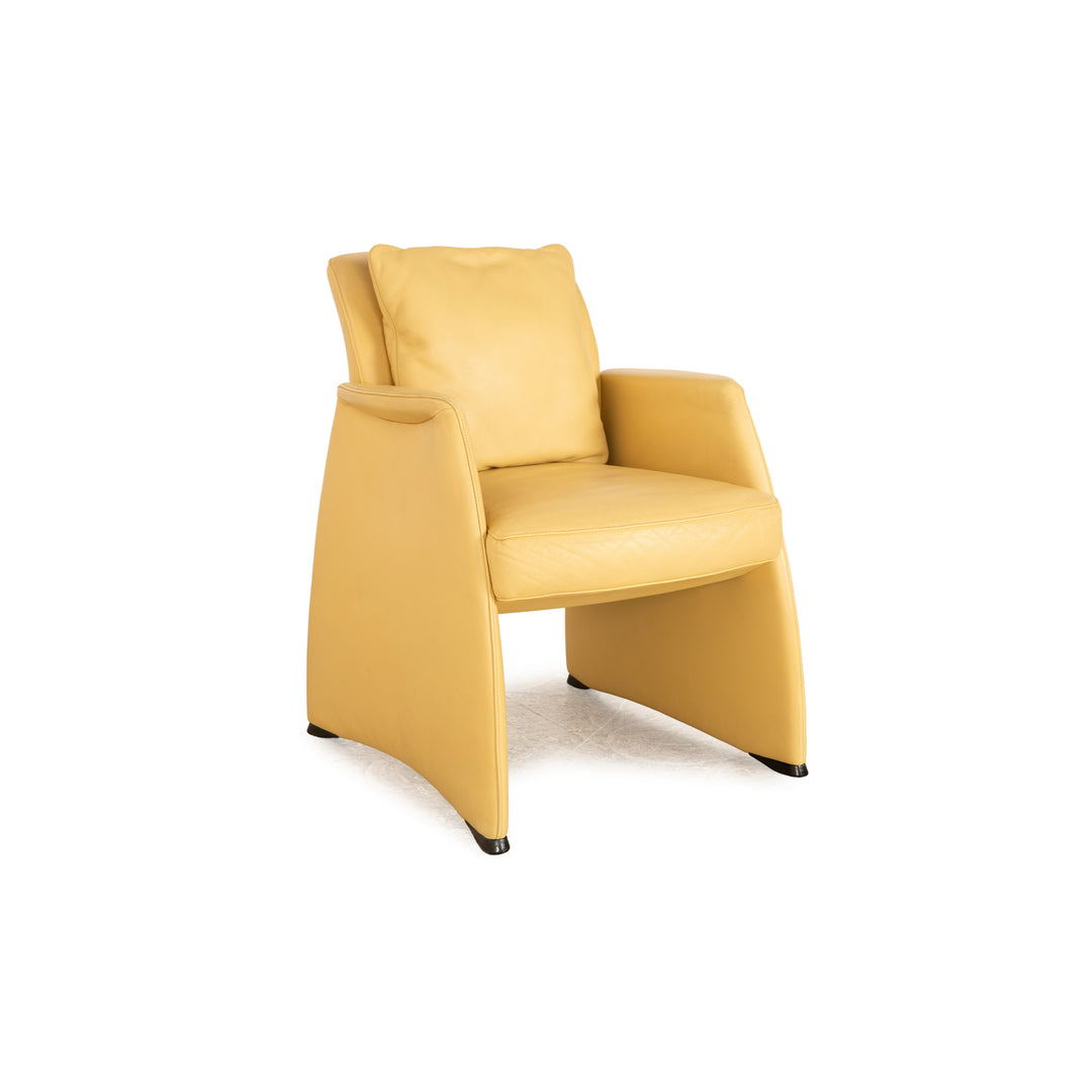 Willi Schillig fauteuil cocktail en cuir jaune crème