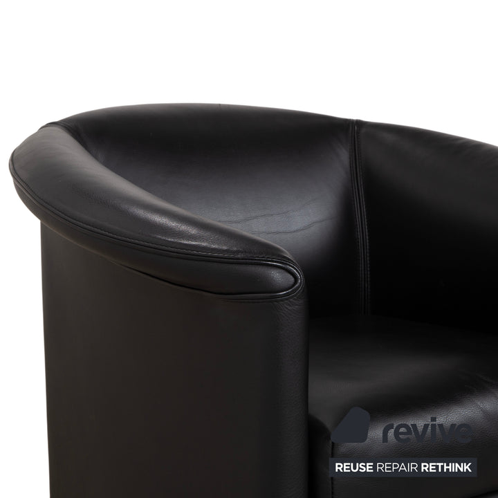 Wittmann Aura Leder Sessel Schwarz Messingkappen