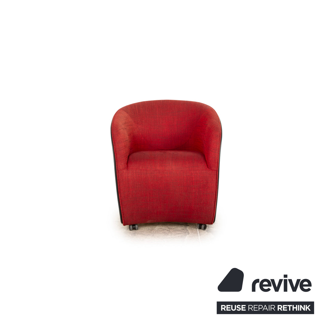 Fauteuil Zanotta Calla en tissu rouge avec corps en cuir marron sur roulettes