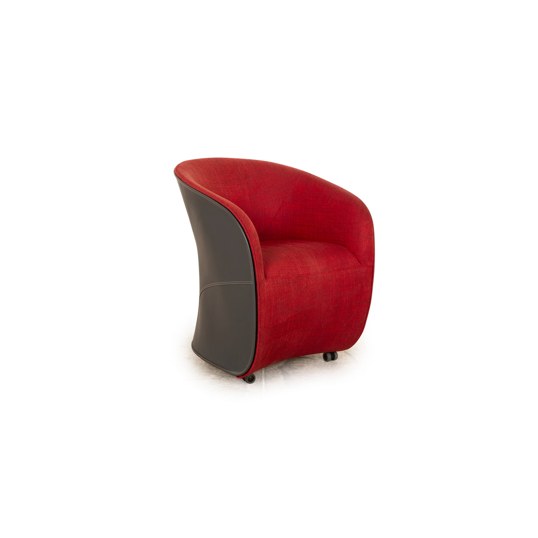 Fauteuil Zanotta Calla en tissu rouge avec corps en cuir marron sur roulettes