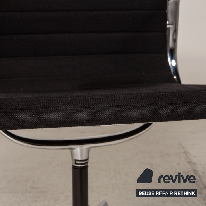 Ensemble de chaises en tissu Vitra EA 108 fauteuil noir par Hermann Miller
